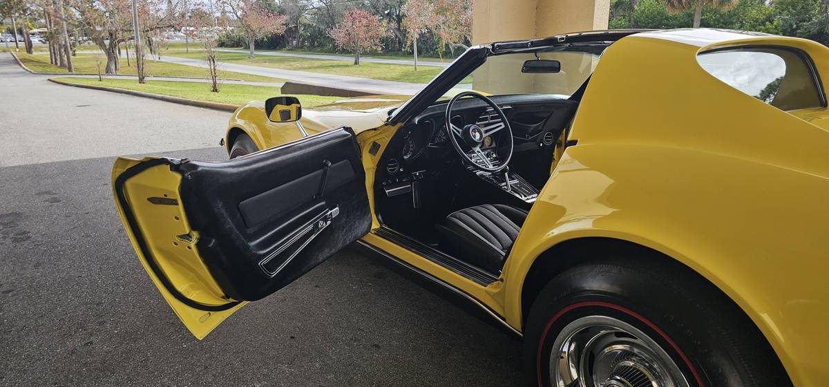 Chevrolet-corvette-1969-yellow-12