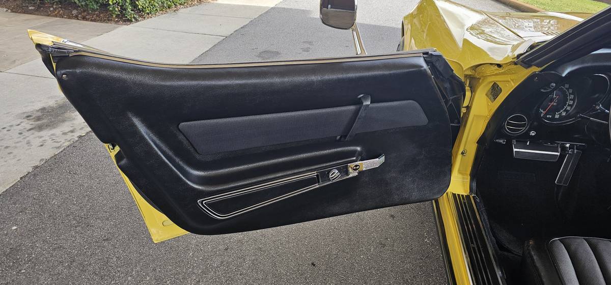 Chevrolet-corvette-1969-yellow-13