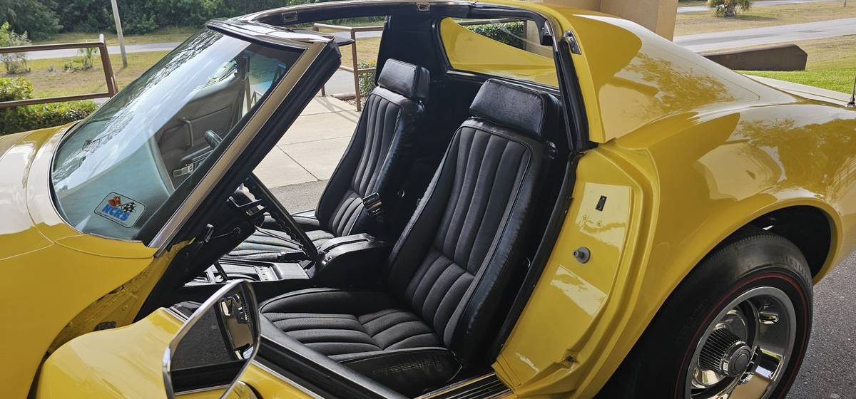 Chevrolet-corvette-1969-yellow-14