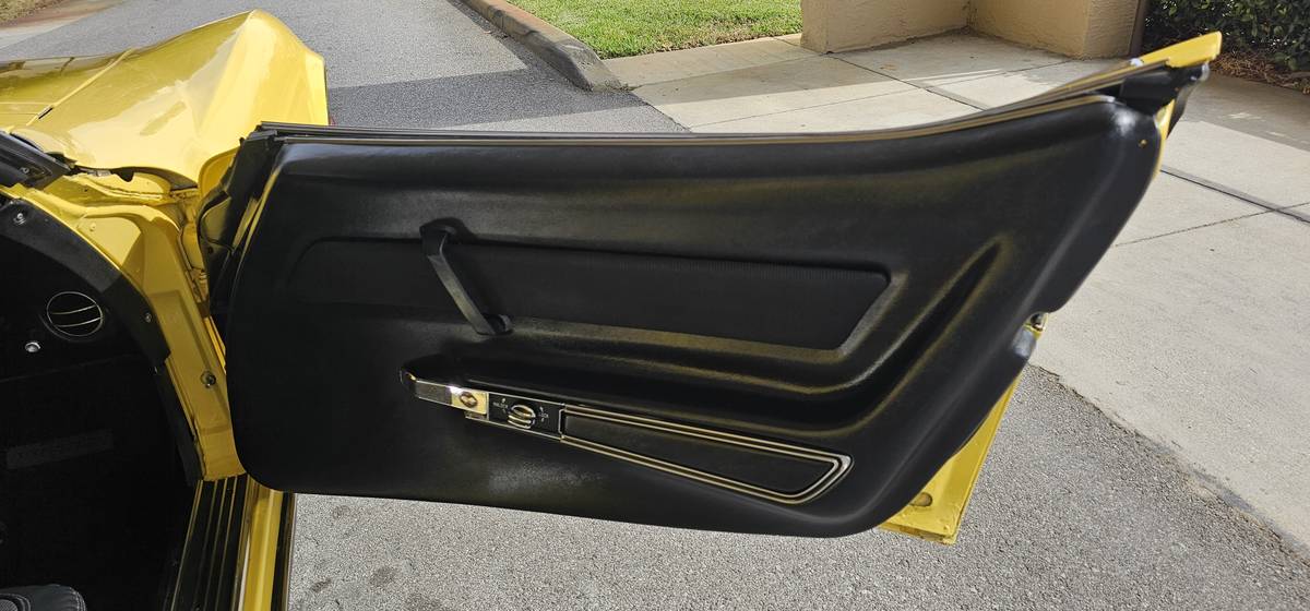 Chevrolet-corvette-1969-yellow-15