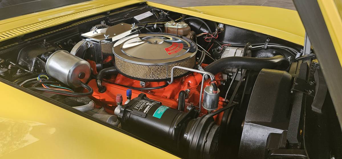 Chevrolet-corvette-1969-yellow-18