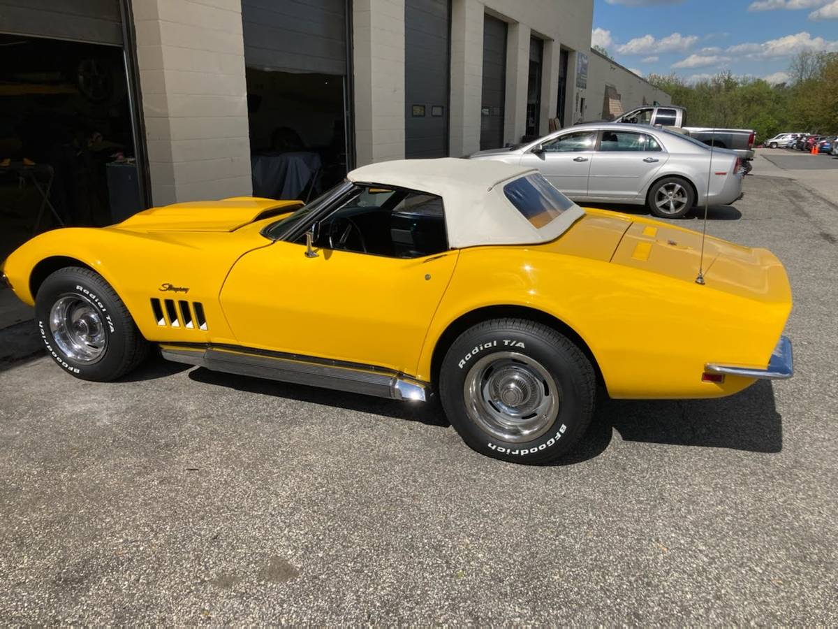 Chevrolet-corvette-1969-yellow-2
