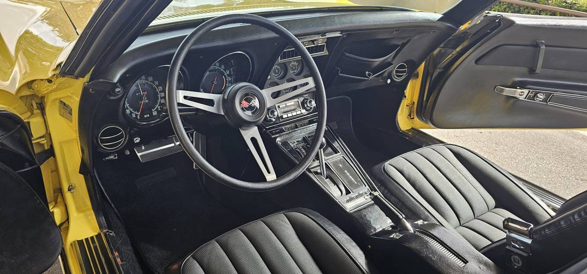 Chevrolet-corvette-1969-yellow-23