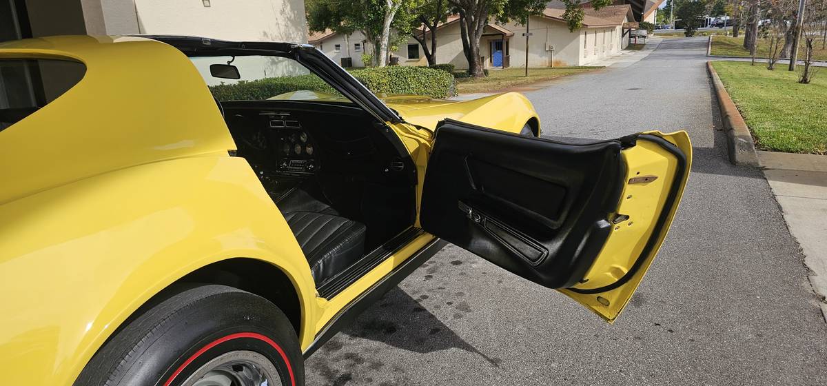 Chevrolet-corvette-1969-yellow-7