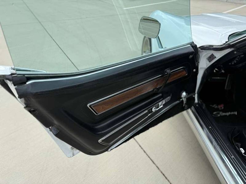 Chevrolet-corvette-1971-white-8