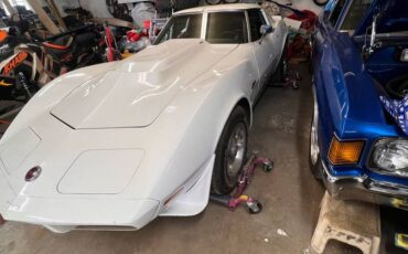 Chevrolet-corvette-1974-white-6