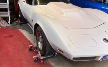 Chevrolet-corvette-1974-white-7