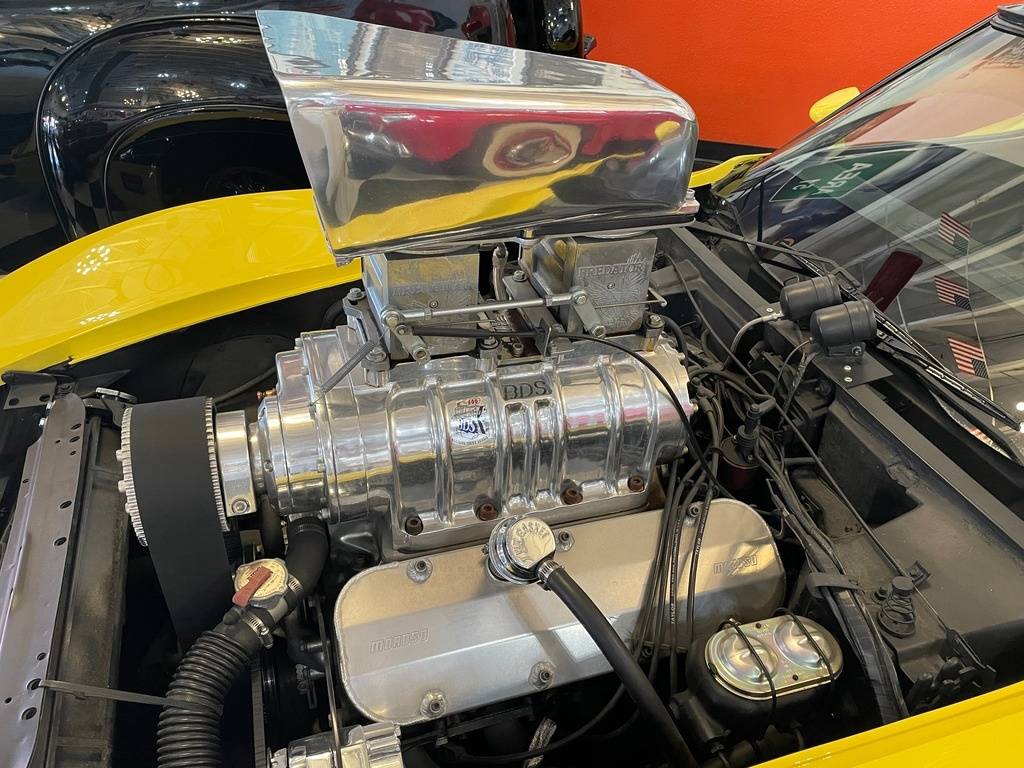 Chevrolet-corvette-1977-yellow-118