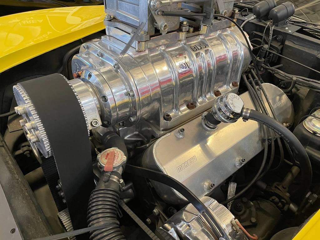 Chevrolet-corvette-1977-yellow-150