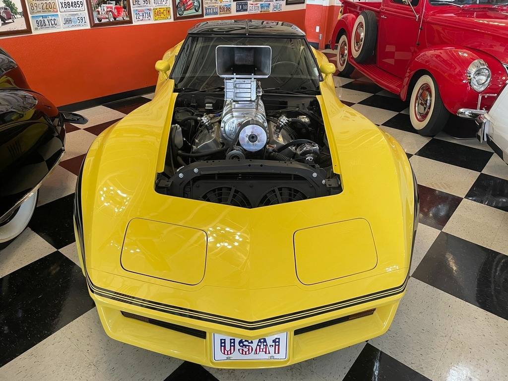 Chevrolet-corvette-1977-yellow-178