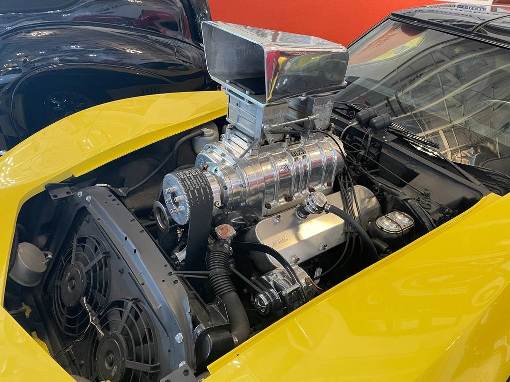 Chevrolet-corvette-1977-yellow-47