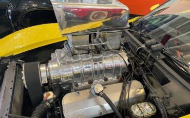 Chevrolet-corvette-1977-yellow-48