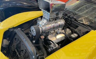 Chevrolet-corvette-1977-yellow-70