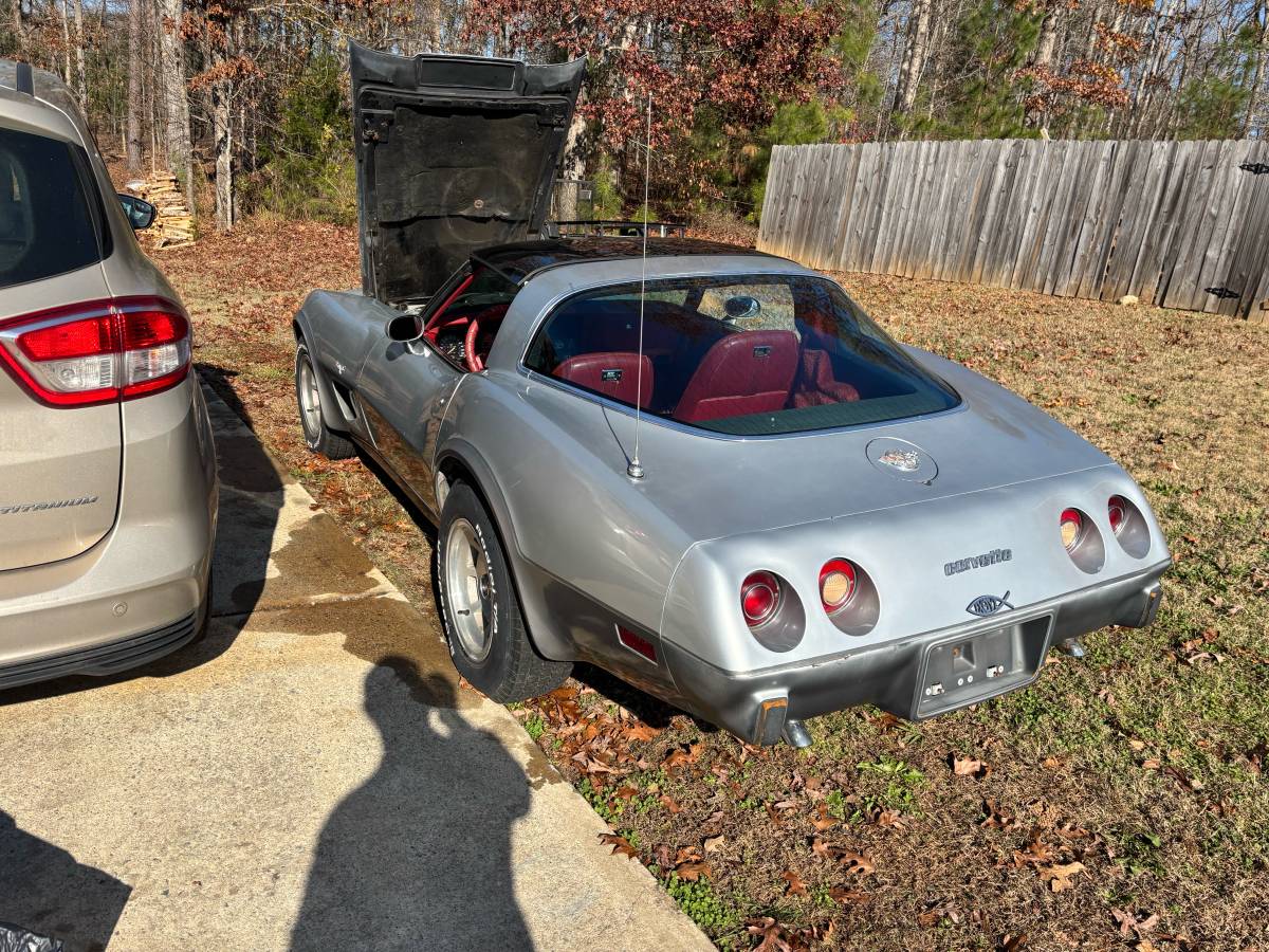 Chevrolet-corvette-1978-grey-1