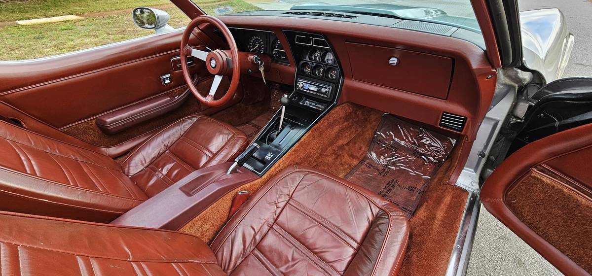 Chevrolet-corvette-1978-silver-18