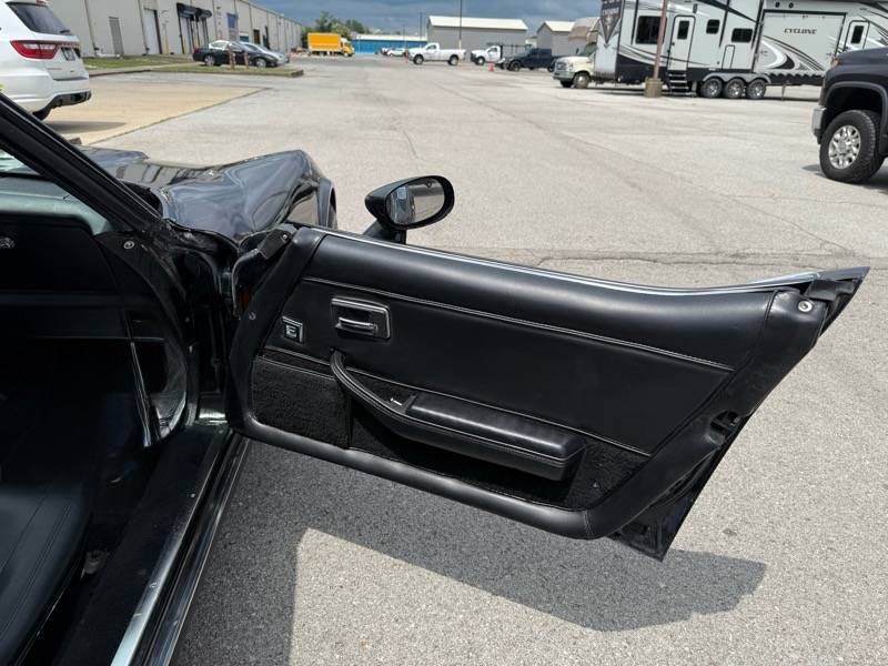 Chevrolet-corvette-1980-black-29