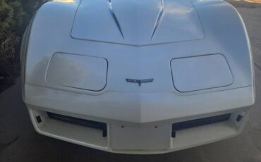 Chevrolet-corvette-1981-white-1
