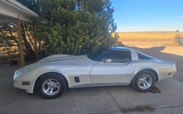 Chevrolet-corvette-1981-white