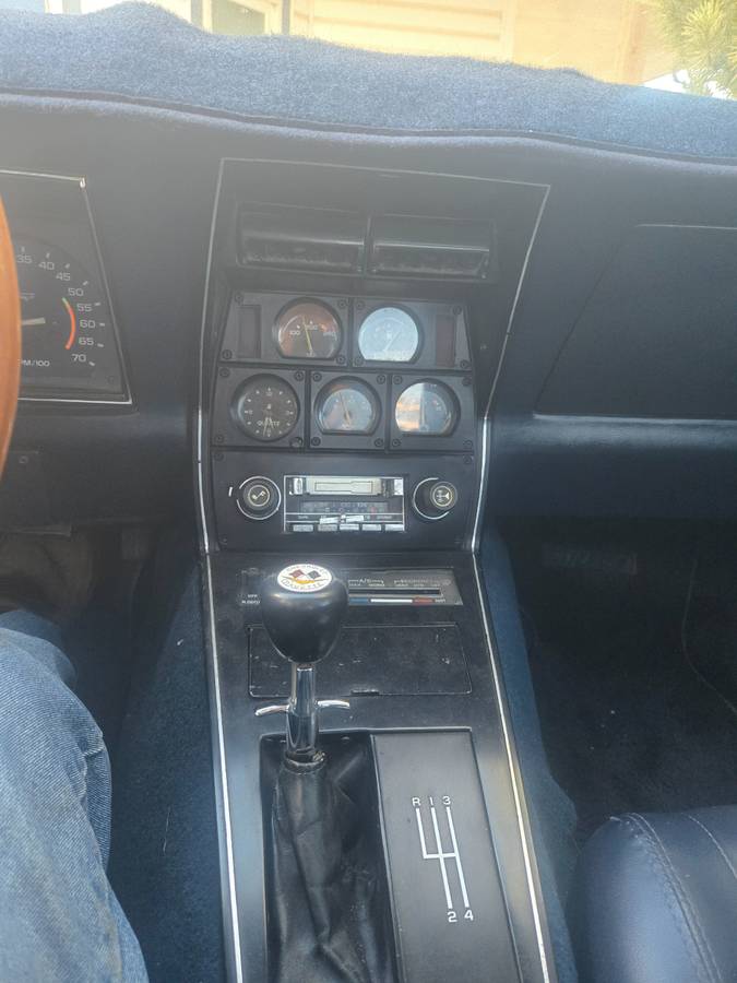 Chevrolet-corvette-1981-white-5