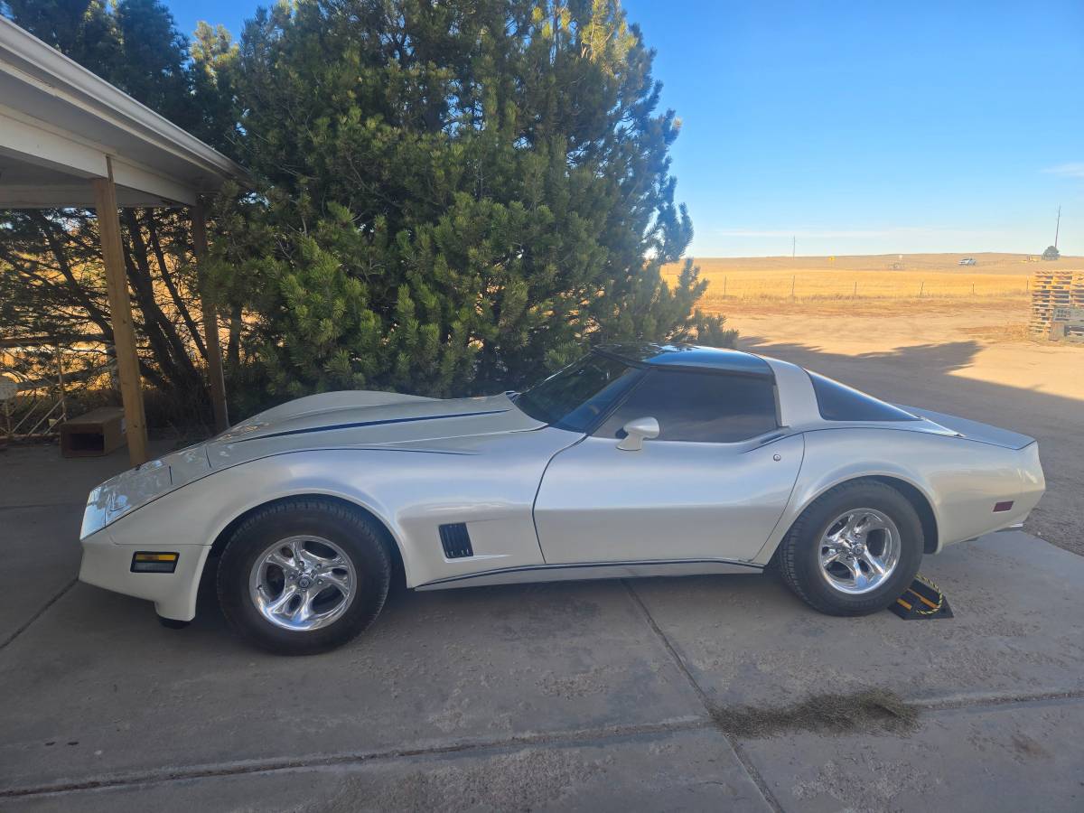 Chevrolet-corvette-1981-white