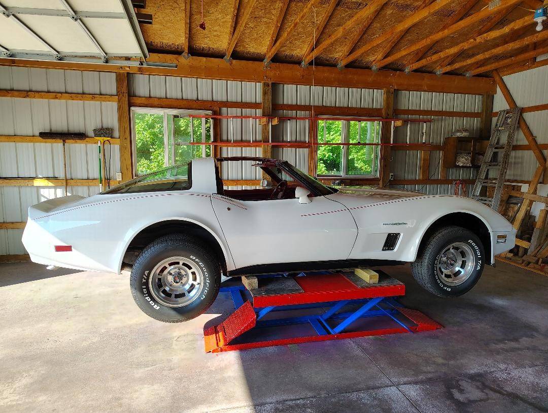 Chevrolet-corvette-1982-white-2