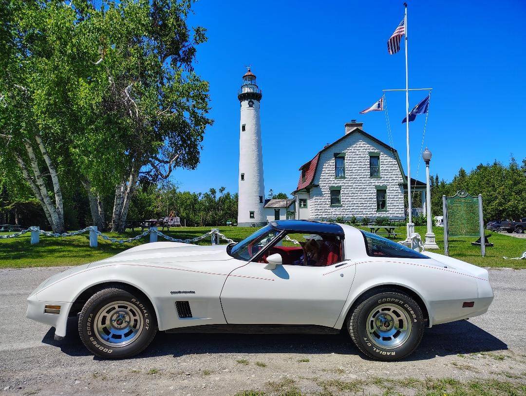 Chevrolet-corvette-1982-white-5