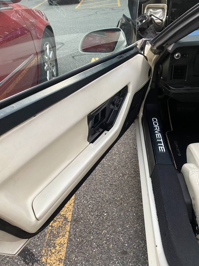 Chevrolet-corvette-1988-white-3