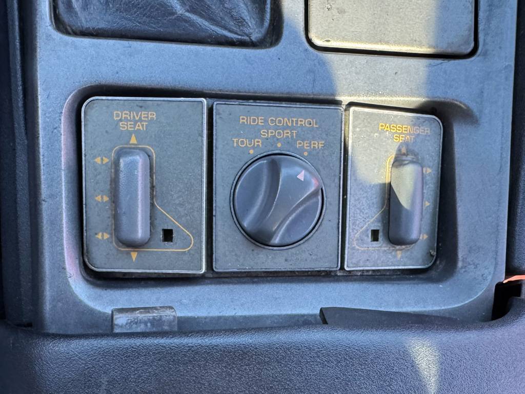 Chevrolet-corvette-1990-white-22