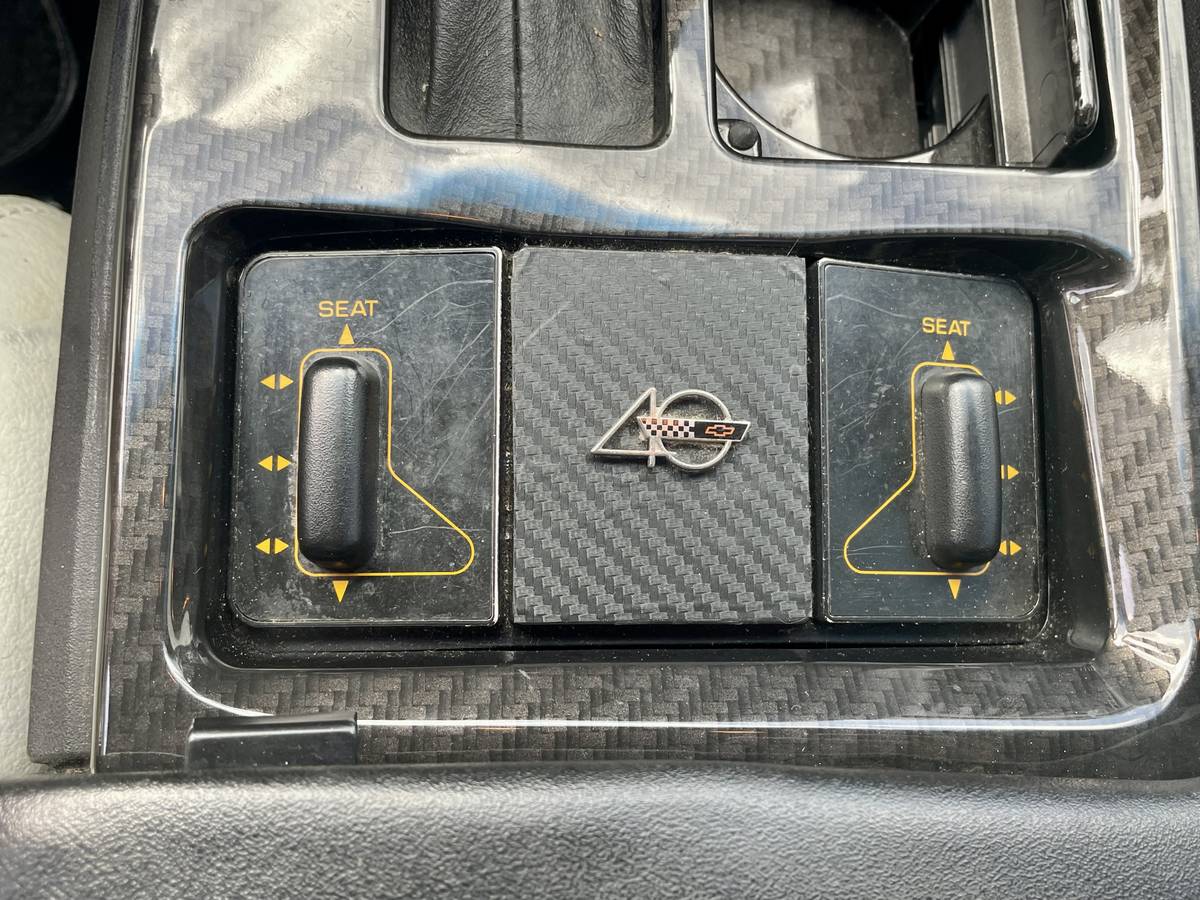 Chevrolet-corvette-1993-white-18