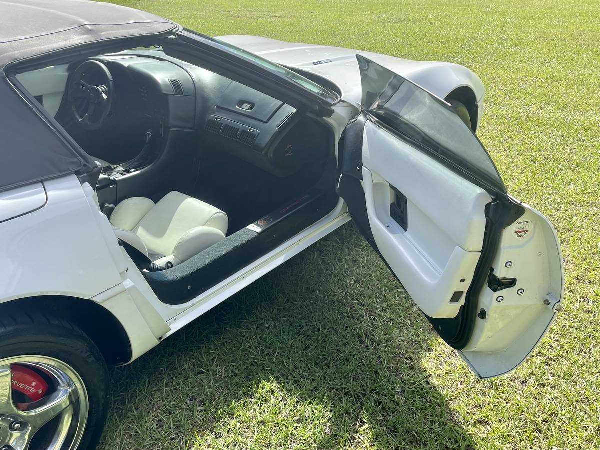 Chevrolet-corvette-1993-white-7