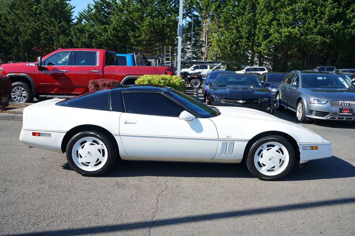 Chevrolet-corvette-base-1988-white-10
