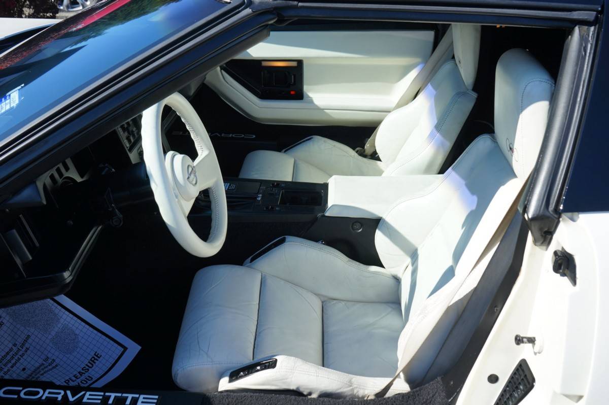 Chevrolet-corvette-base-1988-white-14