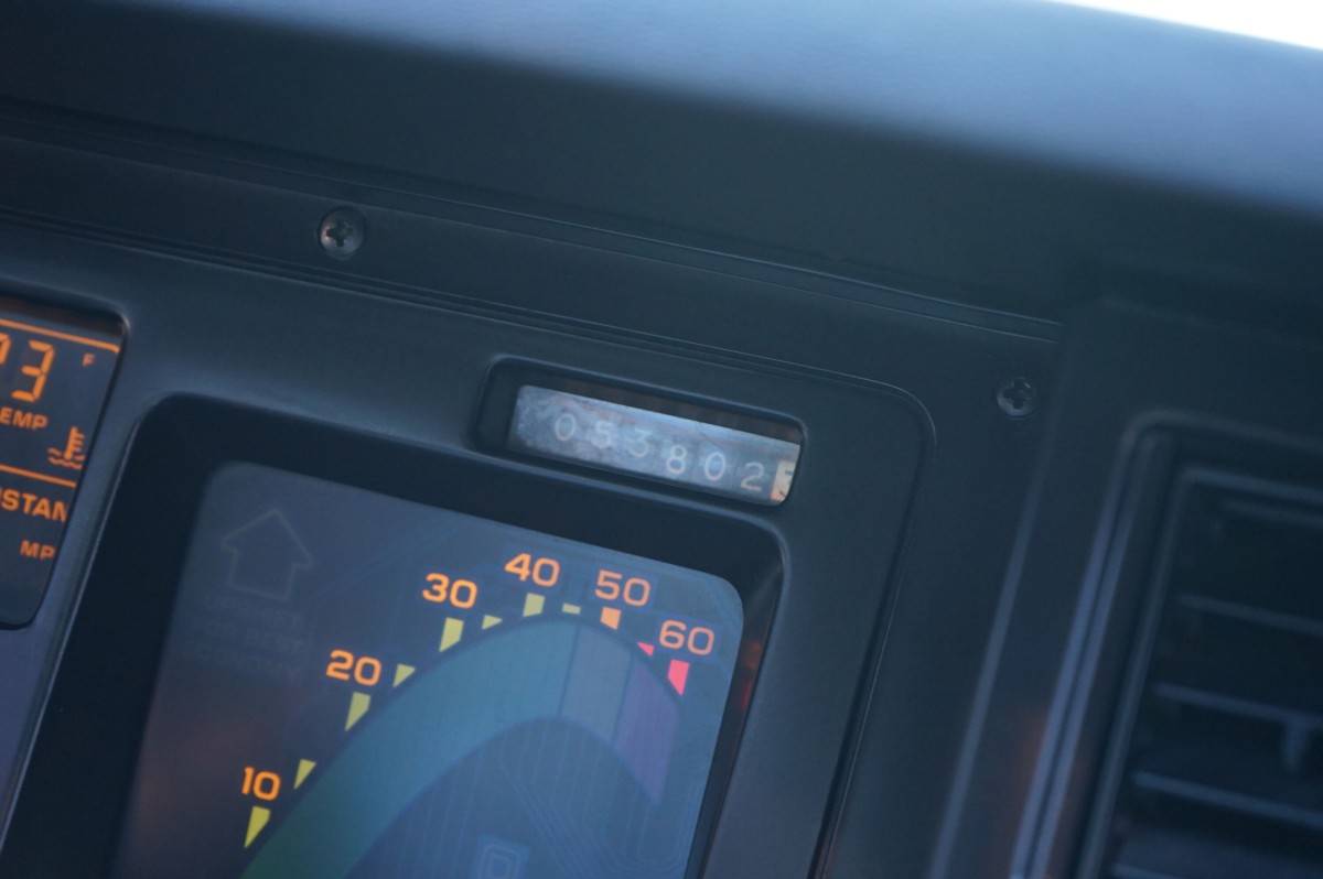 Chevrolet-corvette-base-1988-white-19