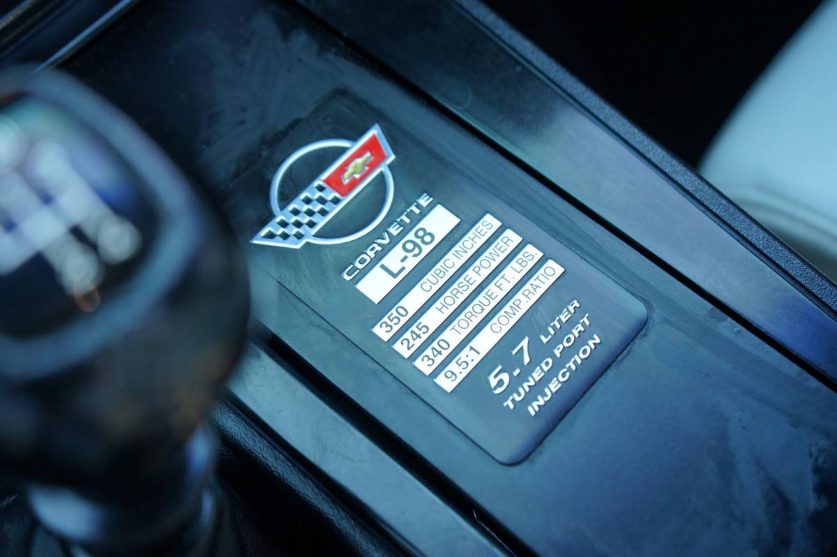 Chevrolet-corvette-base-1988-white-42