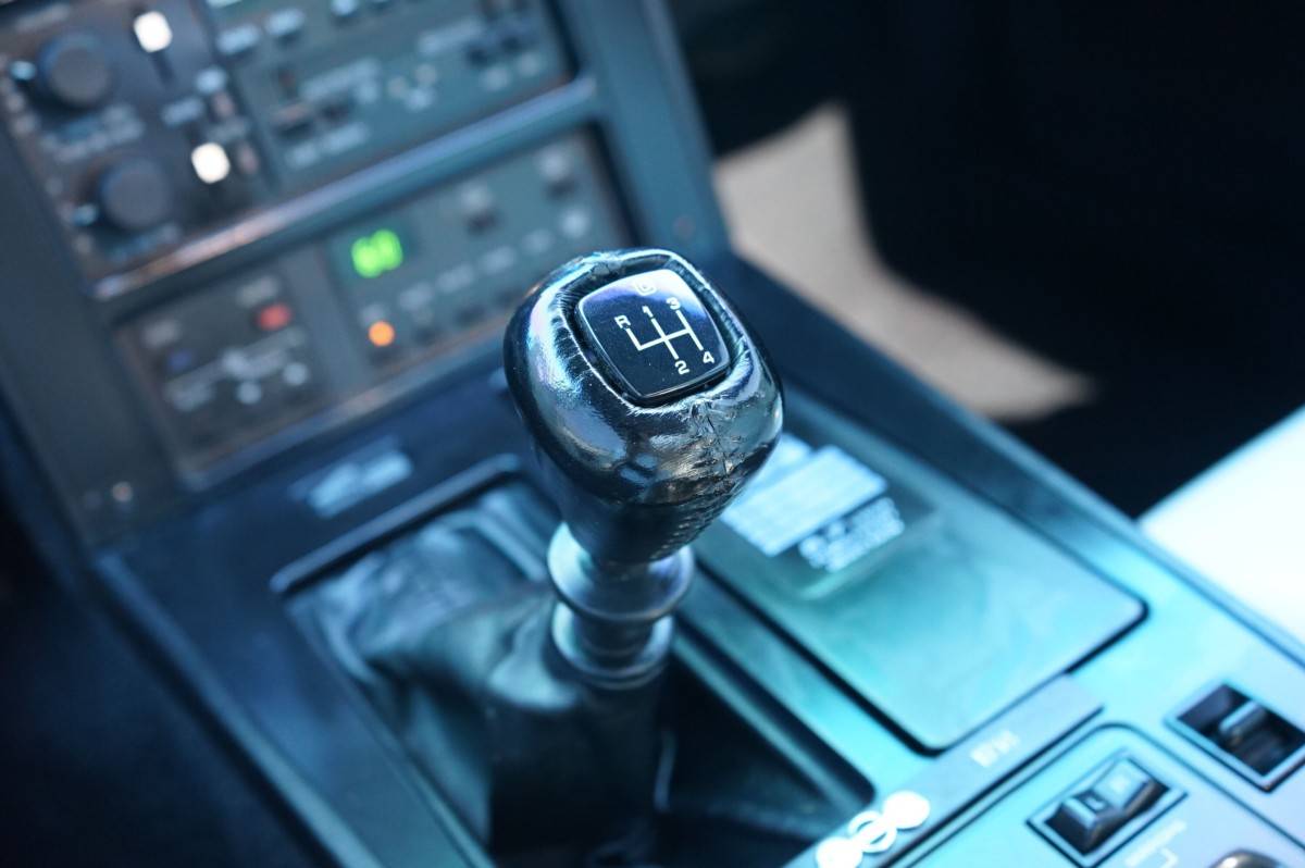 Chevrolet-corvette-base-1988-white-78