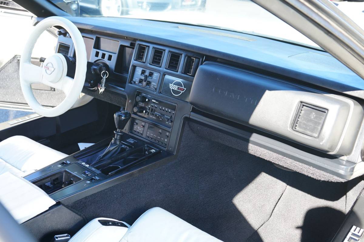 Chevrolet-corvette-base-1988-white-8