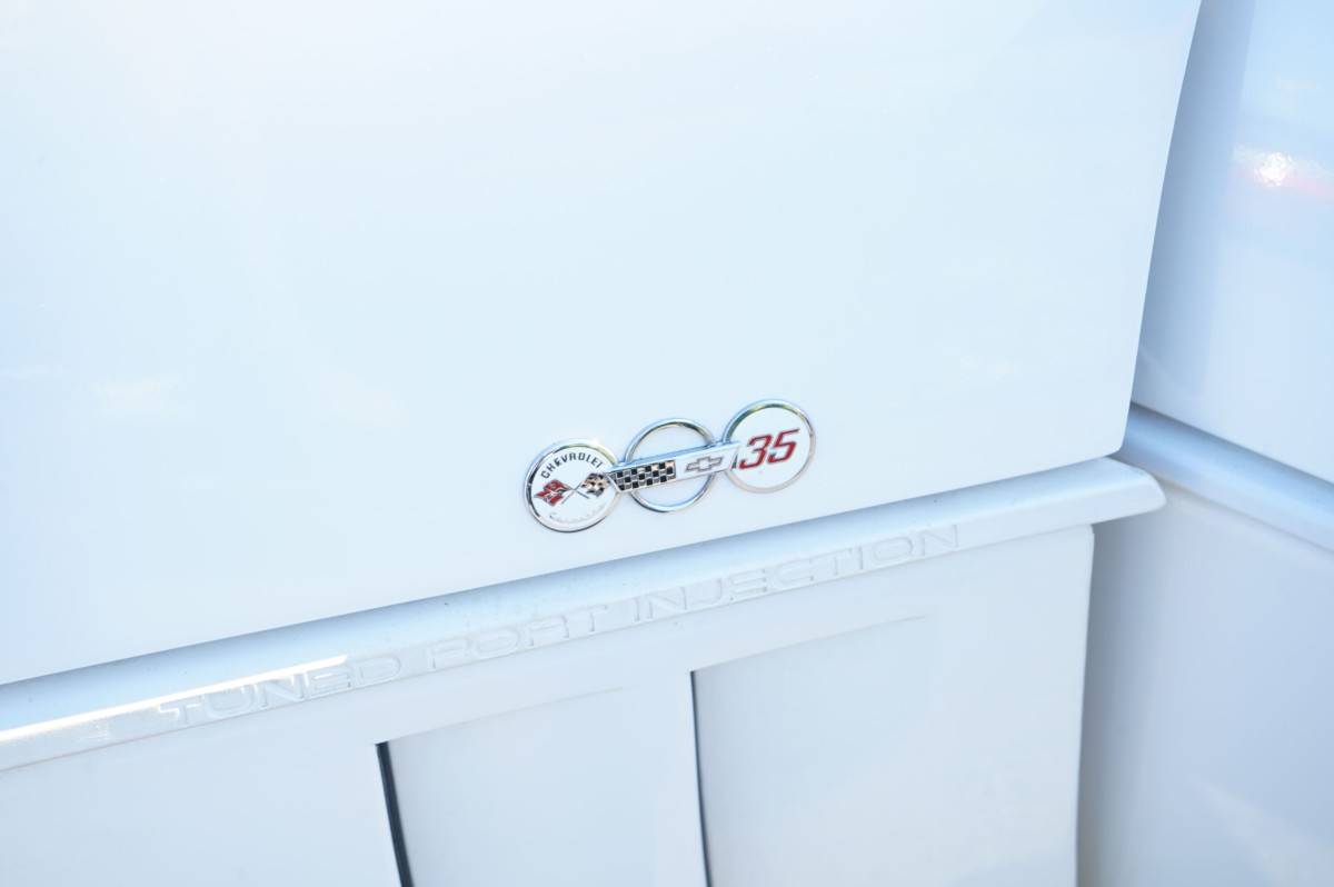 Chevrolet-corvette-base-1988-white-88