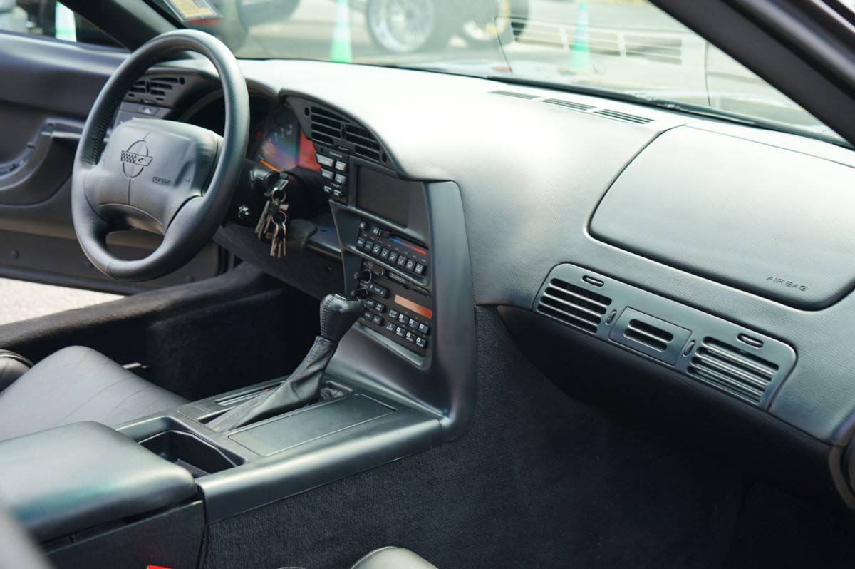 Chevrolet-corvette-base-1995-black-8