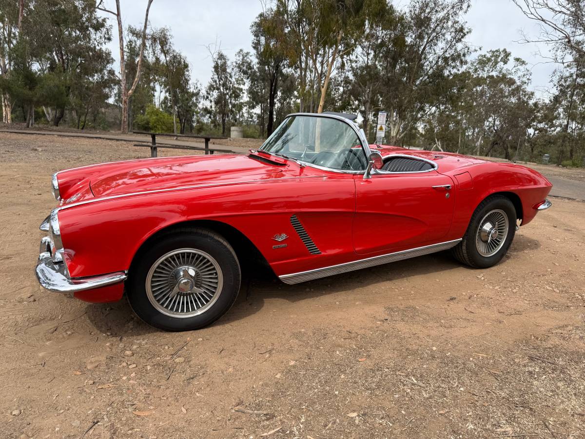 Chevrolet-corvette-convertible-1962-red-12