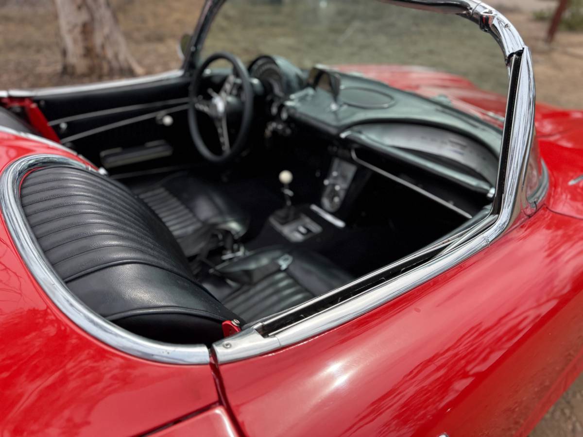 Chevrolet-corvette-convertible-1962-red-16