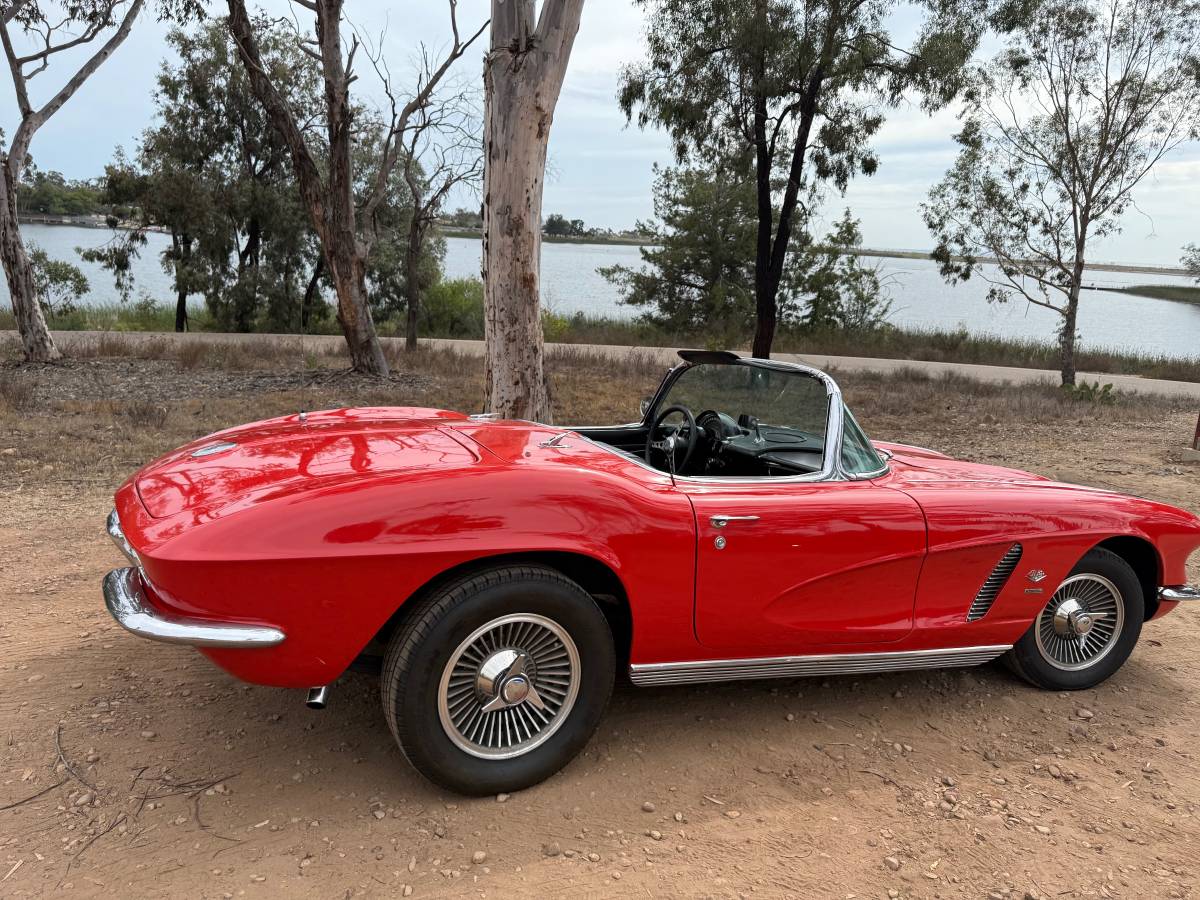 Chevrolet-corvette-convertible-1962-red-7