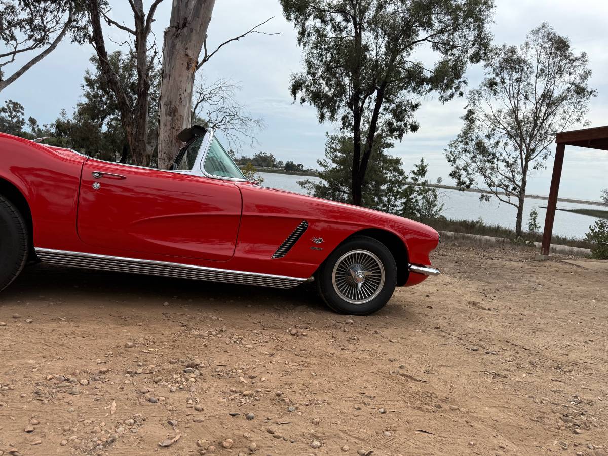 Chevrolet-corvette-convertible-1962-red-8