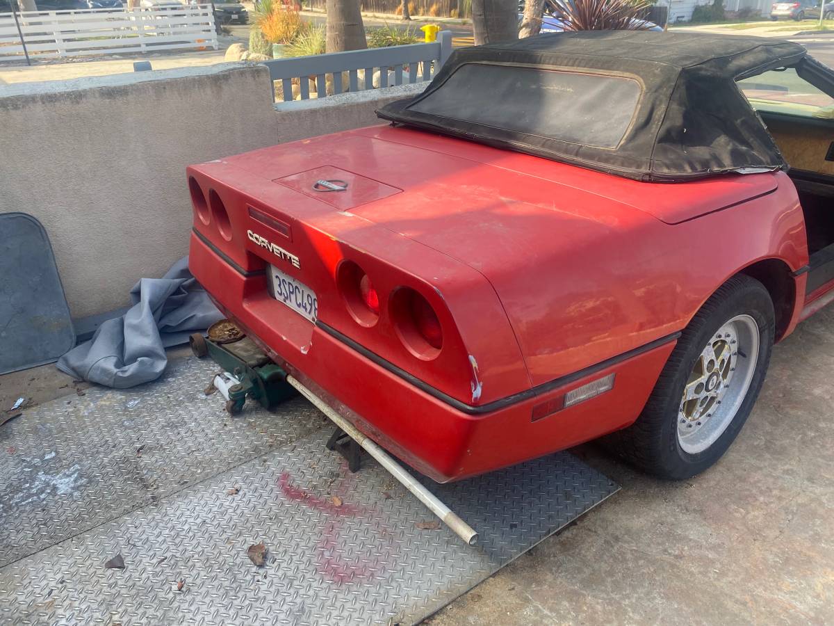 Chevrolet-corvette-convertible-1986-red-20
