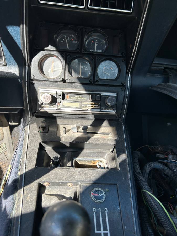 Chevrolet-corvette-coupe-1978-silver-21