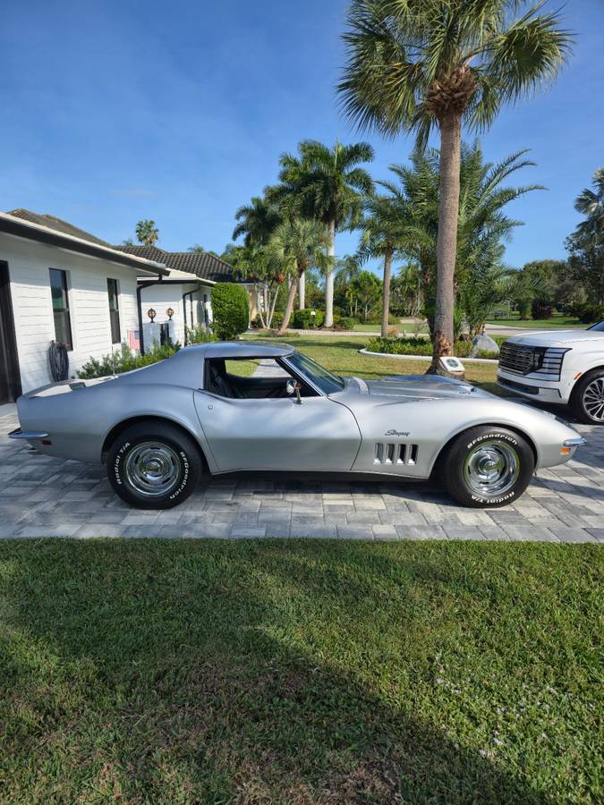 Chevrolet-corvette-stingray-1969-grey-12