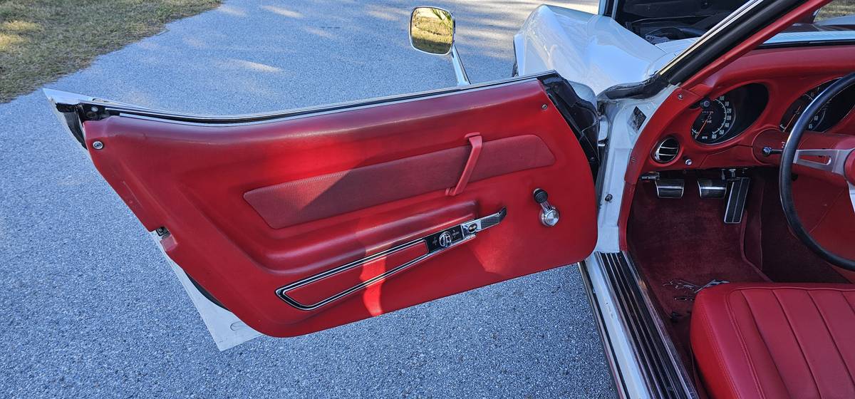 Chevrolet-corvette-stingray-1969-white-19