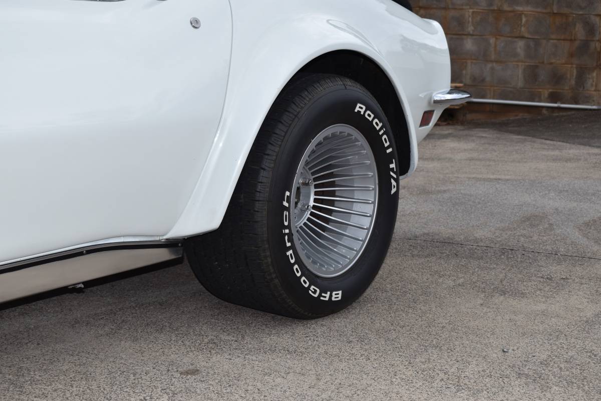 Chevrolet-corvette-stingray-1971-white-6