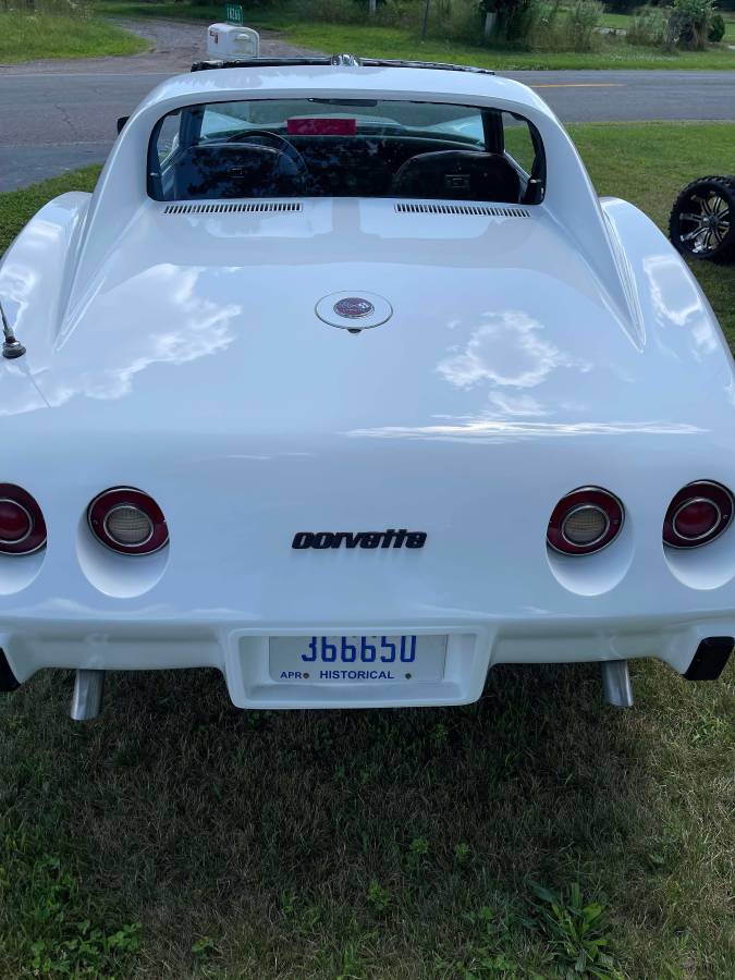 Chevrolet-corvette-stingray-1975-white-1