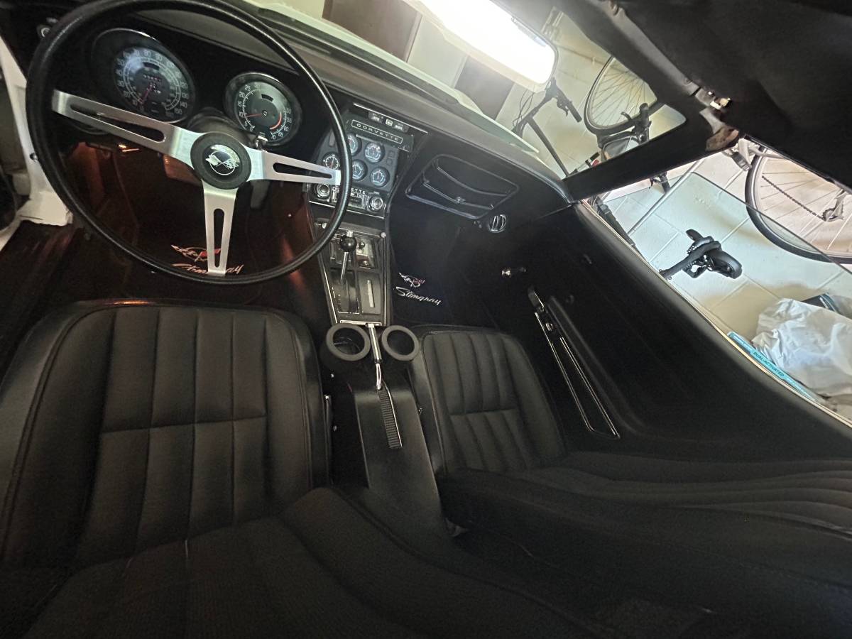 Chevrolet-corvette-stingray-1975-white-2