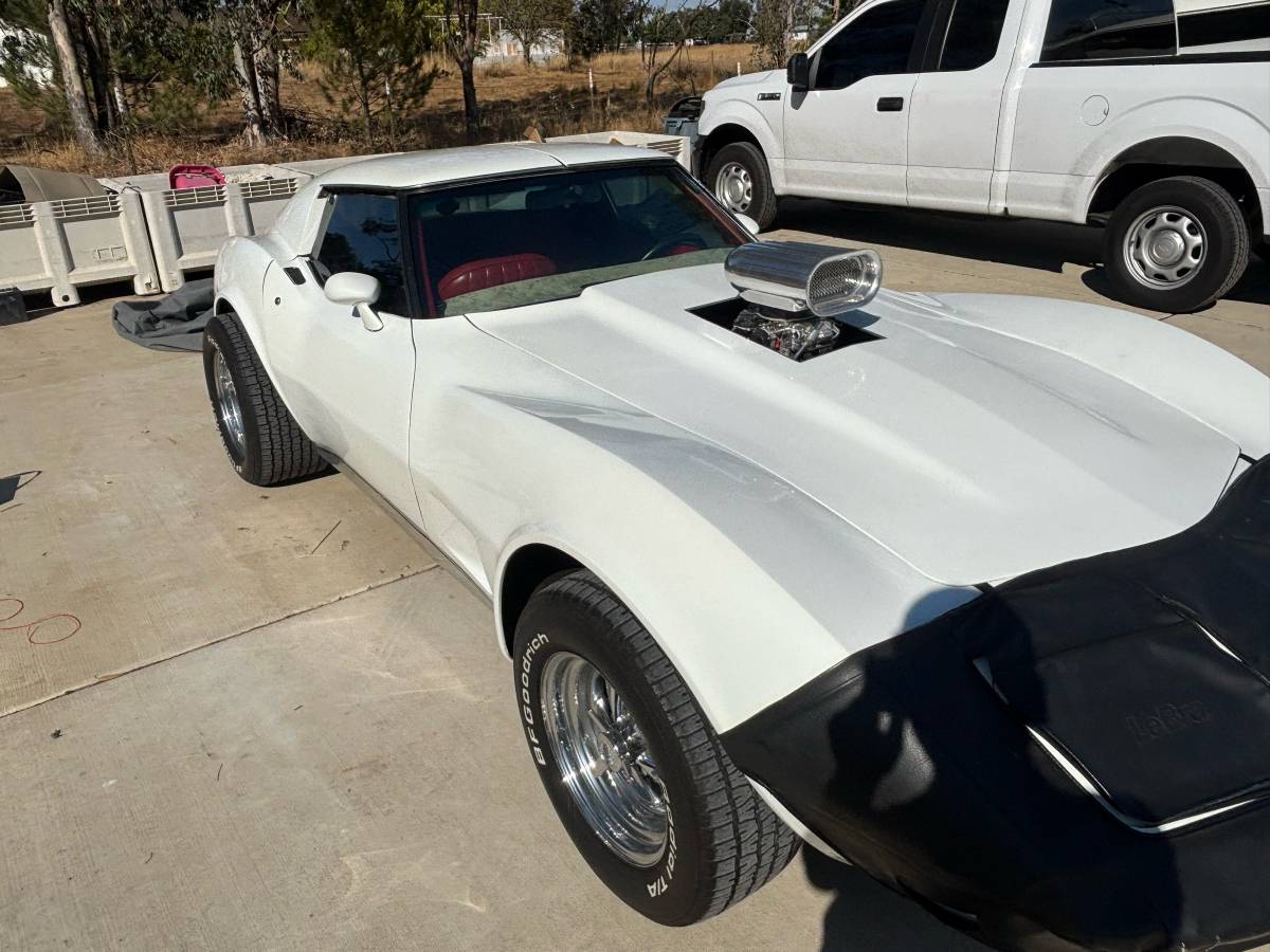 Chevrolet-corvette-stingray-1977-white-1